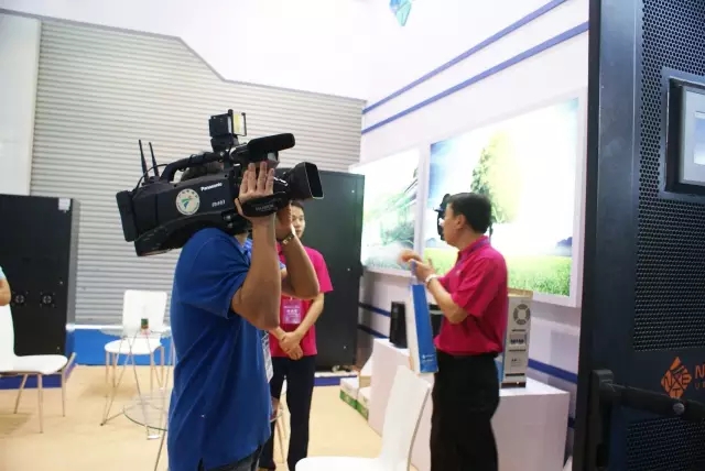 广东电视台在趣体育展厅拍摄报道